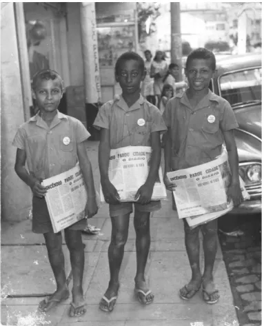 Foto 10 -  Janeiro  de  1967:  internos  do  Orfanato  Cristo Rei  trabalham  vendendo  jornais  para  ajudar na  construção da nova sede