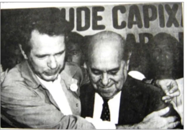 Figura 8. Gerson Camata abraça Tancredo Neves em agradecimento aos elogios  Fonte: ELOGIOS..., 1984, p