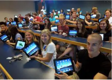 Figura 2-3 | Imagem de uma sala de aula num curso da Universidade de Notre Dame onde podemos ver os  alunos a segurar um tablet durante a aula
