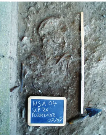 Fig. 8: Pormenor da sepultura 26 e do seu colar de contas  in situ.