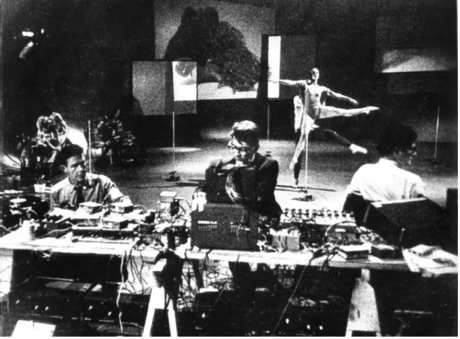 FIGURA 16 - Variations V, John Cage (1965). No fundo, Merce Cunningham e Barbara Lloyd