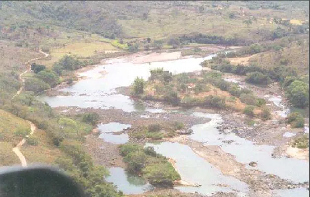 Figura 4.7 - Trecho do Rio Araguari durante o enchimento do reservatório do AHE Miranda  Fonte: CEMIG / POTAMOS (1998) 