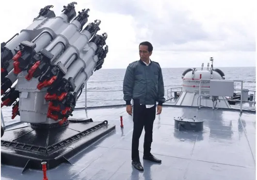 Figura 2. - Jokowi em navio militar em exercício nas Ilhas Natuna (23.06.2016) 