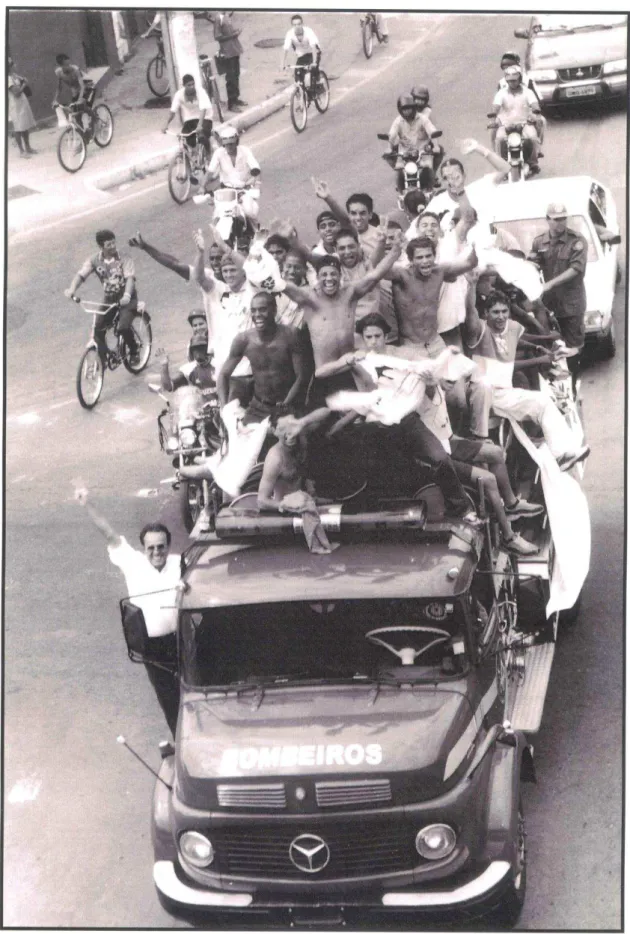 Figura 7 - Jogadores da Panterinha desfilam no carro dos Bombeiros, em 2003, na chegada  de Patos Minas, onde o time conquistou o Campeonato Mineiro de Juniores