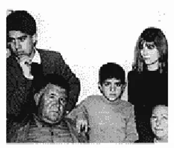 Fig. 1: Almodóvar  – de pé, à esquerda – com seus pais e irmãos  (Fonte: http://clubcultura.com/clubcine/clubcineastas/almodovar/esp/home.htm) 