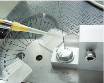 Figure 2 - Bracket positioned for the friction test in the device, and applica- applica-tion of artificial saliva for lubricaapplica-tion.