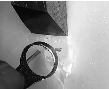 Figure 1  - Specimen with the active chisel tip acting on the upper part of the  bracket base during the shear bond strength test.