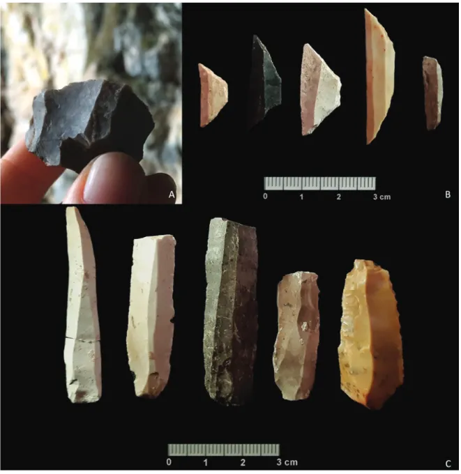 Figura 3 – Pedra lascada: A. Núcleo prismático para lâminas, calcinado; B. Geométricos (trapézios e crescentes); C