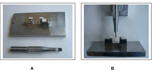 FIGURA 3 – Aparato para fixação na máquina ensaios mecânicos (matriz de  dobramento) 