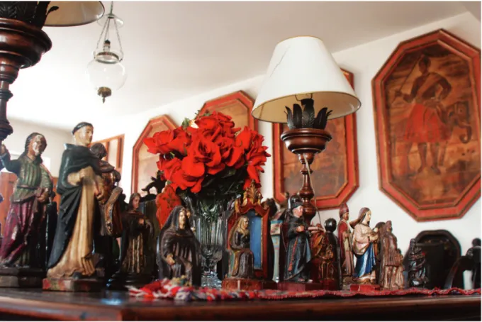 FIGURA 6- Detalhe de uma das mesas onde está localizada parte da coleção de Santos de Casa
