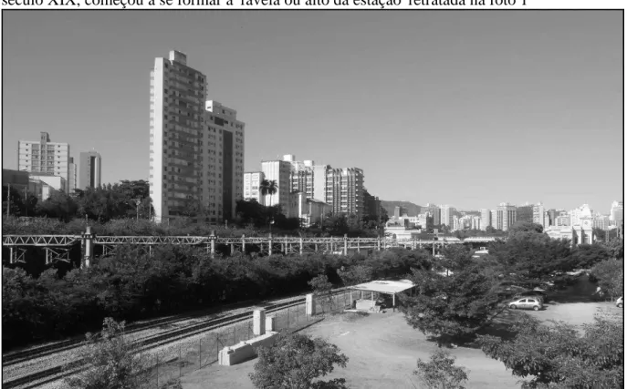 Foto 2 - Vista da rua Sapucaí, acima da linha férrea, em 2014, mesmo lugar onde, no final do  século XIX, começou a se formar a 'favela ou alto da estação' retratada na foto 1 