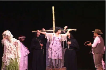 Fig. 13  – Cena da Crucificação de Violeta – Sambópera A Traviata, II ato.  Fonte: DVD sambópera A Traviata