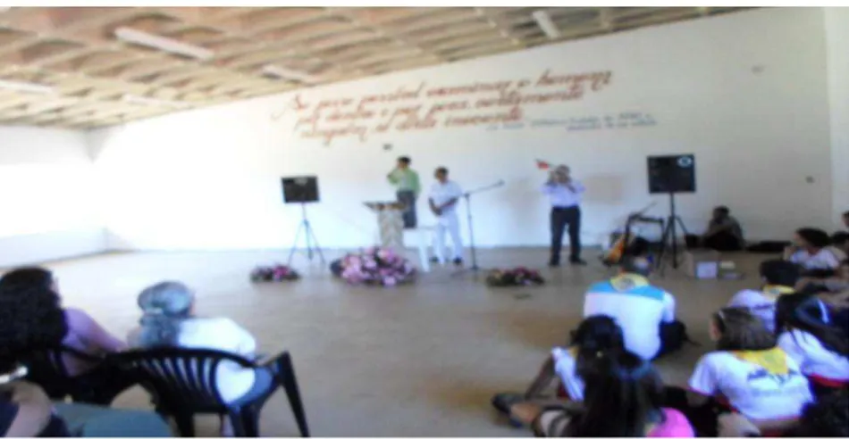 FIGURA 2 - Domingo de visitas: momento de pregação religiosa para presos   e seus familiares, ministrada por uma criança, em dia de visitas
