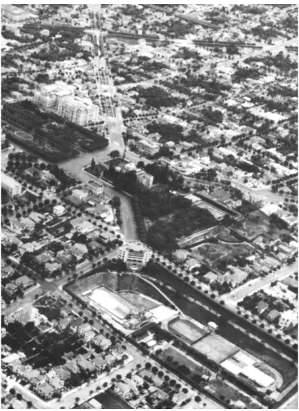 FIGURA 33:  Vista aérea da Praça da Liberdade e do Minas Tênis Clube em 1940 (ano do  primeiro Código de Edificações)