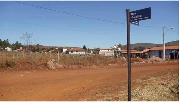 Fig. 11. Foto de via sem infraestrutura e com lotes desocupados no bairro Vale do Sol  Fonte: Arquivo da autora, 2011