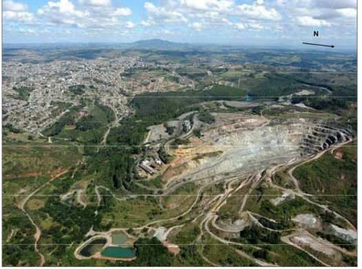 Figura 27. Vista parcial da mineração Morro da Mina, com a cidade de  conselheiro Lafaiete ao Fundo (foto do acervo da empresa Rio Doce  Manganês-RDM)