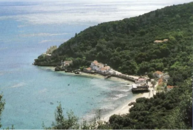 Figura 14 – Praia do Portinho da Arrábida, situada entre a  parte mais alta da serra e o mar