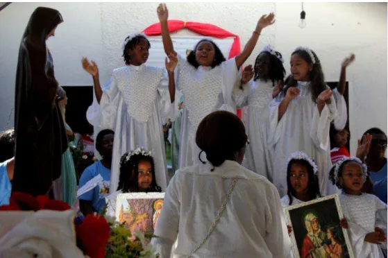 FOTO 5  – Coroação na Festa dos Padroeiros (D. Divina regendo as meninas) 