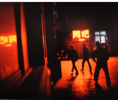 FIGURA 5: Jovens caminhando em direção a uma lanhouse em Beijing Fonte: Exibição: “I have no Enemies”, Centro Nobel da Paz [2011].