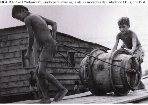 FIGURA 2 – O “rola-rola”, usado para levar água até as moradias da Cidade de Deus, em 1970