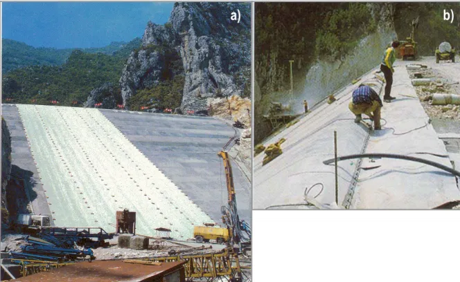 Figura 4.18 – Ancoragem provisória da geomembrana na Barragem de Bovilla: (a) sacos de areia  nos taludes (b) fixação com perfil metálico na crista (Catalogo Carpi, S/D) 