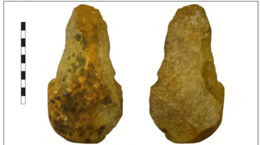 Fig. 10 – Biface de quartzito sobre lasca, com as arestas de talhe muito boleadas,   recolhido na jazida de Monte Castro