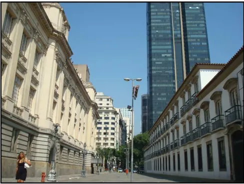 Figura 10 - Calçadão entre o Palácio Tiradentes (à esquerda), Paço Imperial (à direita) e ao fundo o prédio de  26 andares