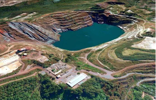 FIGURA 15 - Aspectos da escavação do relevo para a exploração do minério de ferro - cava da  mineração Águas Claras 