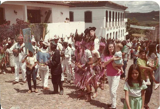 Foto 1 -  Grupo de marujeiros desfilando na rua Daniel de Carvalho, no Centro de Conceição do Mato  Dentro