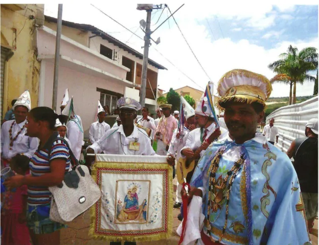 Foto 4  – Marujeiros ao lado da Igreja Matriz de Conceição do Mato Dentro, durante a festa de  Nossa Senhora do Rosário de Conceição do Mato Dentro, ocorrida em primeiro de janeiro de 2013