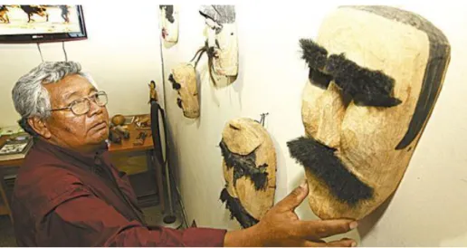 Figura 9: O intelectual Isoseño Ángel Yandura, em 2016, mostrando máscara Guarani Chané exposta no Museo  Guaraní, de onde era o diretor na época 