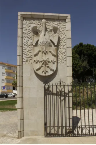 Fig 11 -  Brasão e respetivos elementos que o constituem presentes num  muro e num portão da cidade