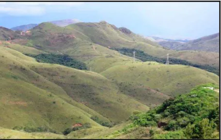 FIGURA 12: Morros com as vertentes dissecadas no flanco sul da Serra do Curral, Bairro Belvedere, entre Belo 