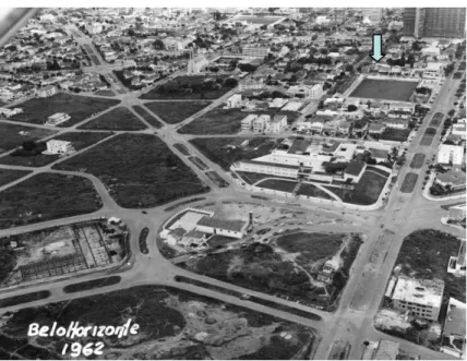 FIGURA 3 – Foto do pouco habitado Bairro Santo Agostinho em 1962. A seta indica a posição do Estádio  Antônio Carlos