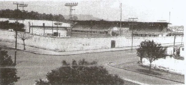 FIGURA 4 – Vista do Campo do Atlético da esquina da Avenida Olegário Maciel.  Fonte: ARQUIVO PÚBLICO DA CIDADE DE BELO HORIZONTE, [s.d.]