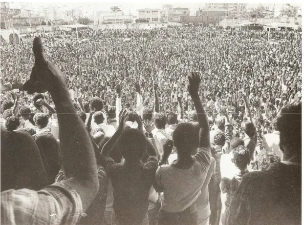 FIGURA  5  –  Foto  do  ex-campo  do  Atlético  durante  uma  assembléia  de  trabalhadores  da  construção  civil  decidindo por uma greve em julho de 1979