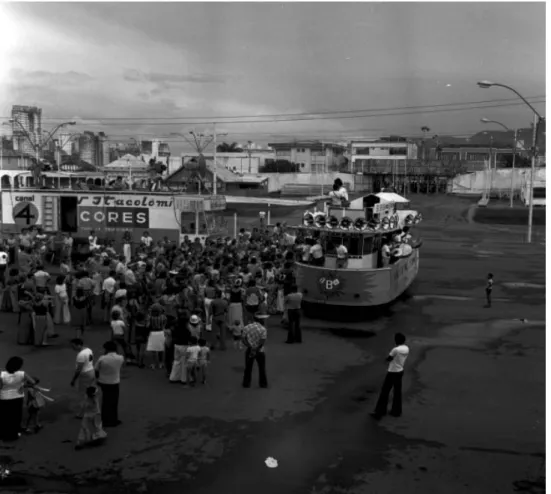 FIGURA 6 – Foto do desfile da corte momesca no carnaval de 1974, no ex-campo do Atlético