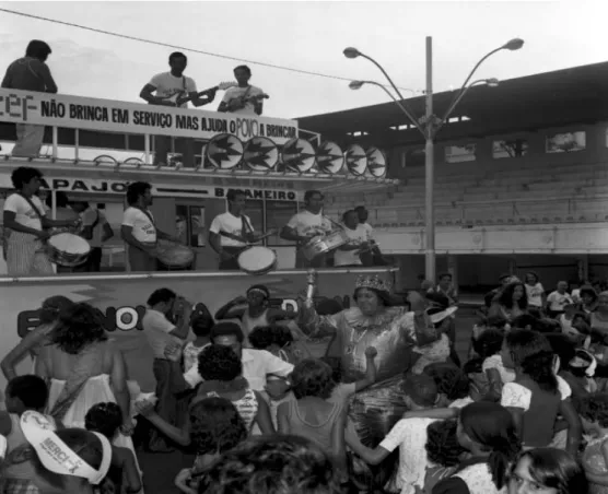 FIGURA 7 – Apresentação do Rei Momo no carnaval de 1974 no local, próximo às arquibancadas,  onde foram pintadas as quadras de peteca