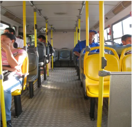 FIGURA  12  -  Os  assentos  amarelos  são  destinados  prioritariamente  a  idosos,  gestantes  e  demais  pessoas com dificuldade de locomoção 