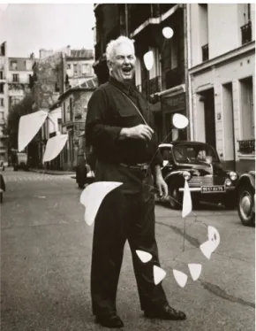 Figura 7 – Alexander Calder com móbile.  http://interfaceando.blogspot.com/2007_01_28_archive.html