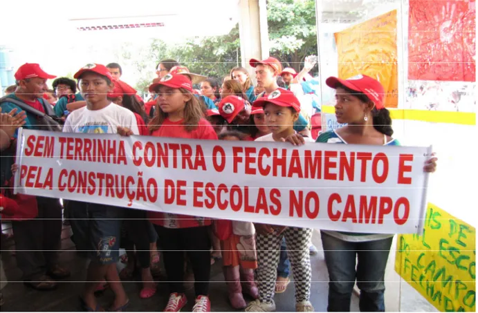 FIGURA 4: Imagens dos Sem Terrinha na ocupação do MEC em fevereiro de 2014, em  suas reivindicações contra o fechamento das escolas do campo