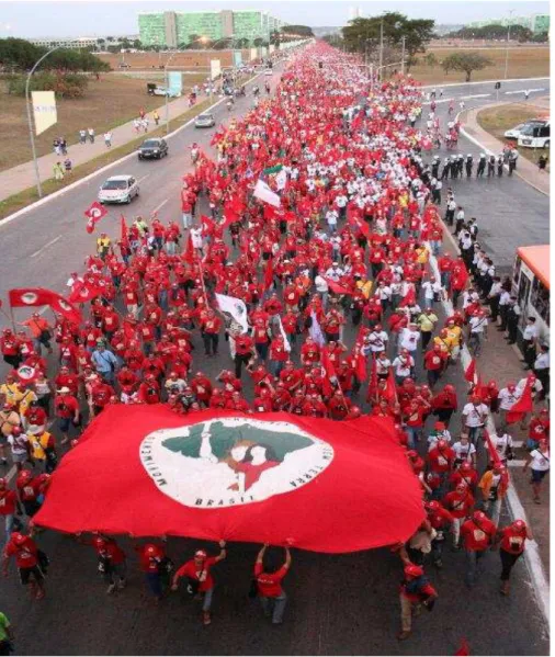 FIGURA  1:  Imagens  da  chegada  da  Marcha  mais  expressiva  do  MST  à  Brasília  em  1997,  com  100  mil  trabalhadores  e  trabalhadoras  do  campo  e  da  cidade:  Marcha  Nacional por Reforma Agrária, Emprego e Justiça social