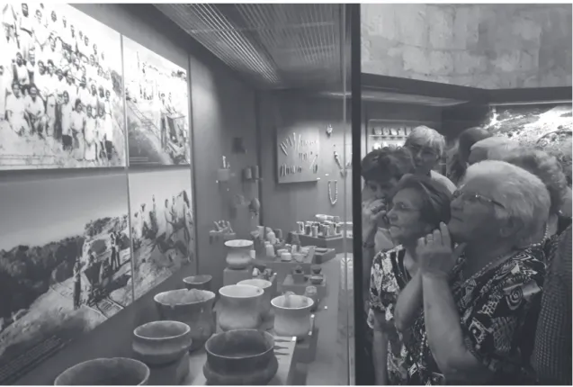 Figura 1 – Antigas trabalhadoras e habitantes de Vila Nova de São Pedro durante visita à sala 1 do Museu Arqueológico do Carmo,  reconhecendo nas imagens companheiras da escavação e materiais arqueológicos recolhidos.