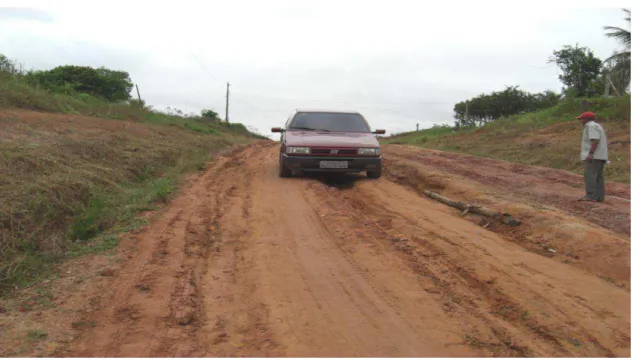 Foto 1: Ida ao campo. Trecho da estrada de acesso as TI Puyanawa em período de estio. 