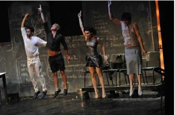 FIG.  06  –  Cena  em  que  a  coreografia  de  ações  criada  com  Roberta  Carreri  no  processo  é  realizada no espetáculo 86 