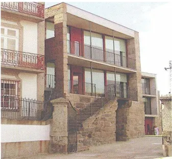 Figura 1 - Relação entre o edifício reabilitado e o património tradicional - Guimarães  Fonte: Aguiar, J
