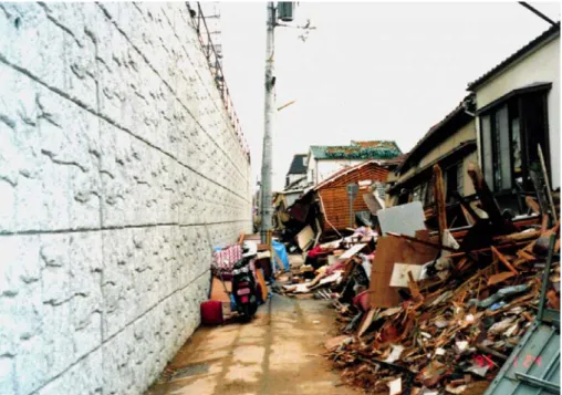 Figura 2 – Aspecto do muro reforçado com geogrelhas localizado em Tanata e estruturas  adjacentes após a ocorrência do sismo de Kobe, 1995 ([4])