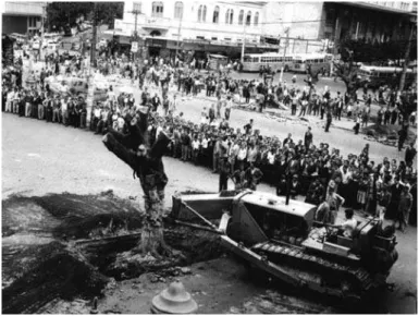 Figura 3.  Corte dos fícus na Praça Sete, 1962 (Arquivo da Cidade de Belo Horizonte, acervo J