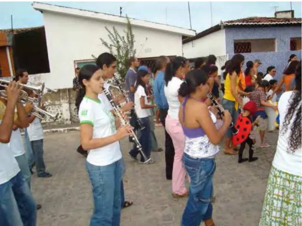 FIGURA 9 – Alunos do Instituto Novo Caminho marcham na frente da banda nas vésperas do 7 de  setembro 