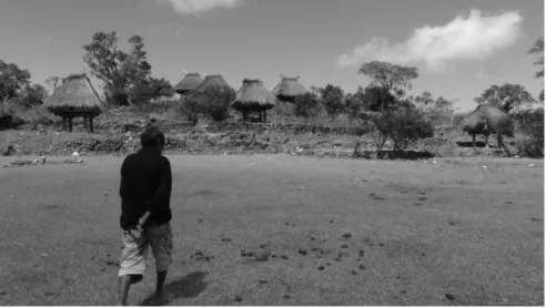 Figura  4:  O  Sr.  Agostinho  Guterres  encaminha-se  em  direção  ao  promontório  onde  estão  construídas as casas Soko Lai Mau Besi em Bui Bela
